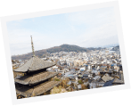 写真:街を見下ろしています。天寧寺 海雲塔や、たくさんの家や、海と山が写っています。