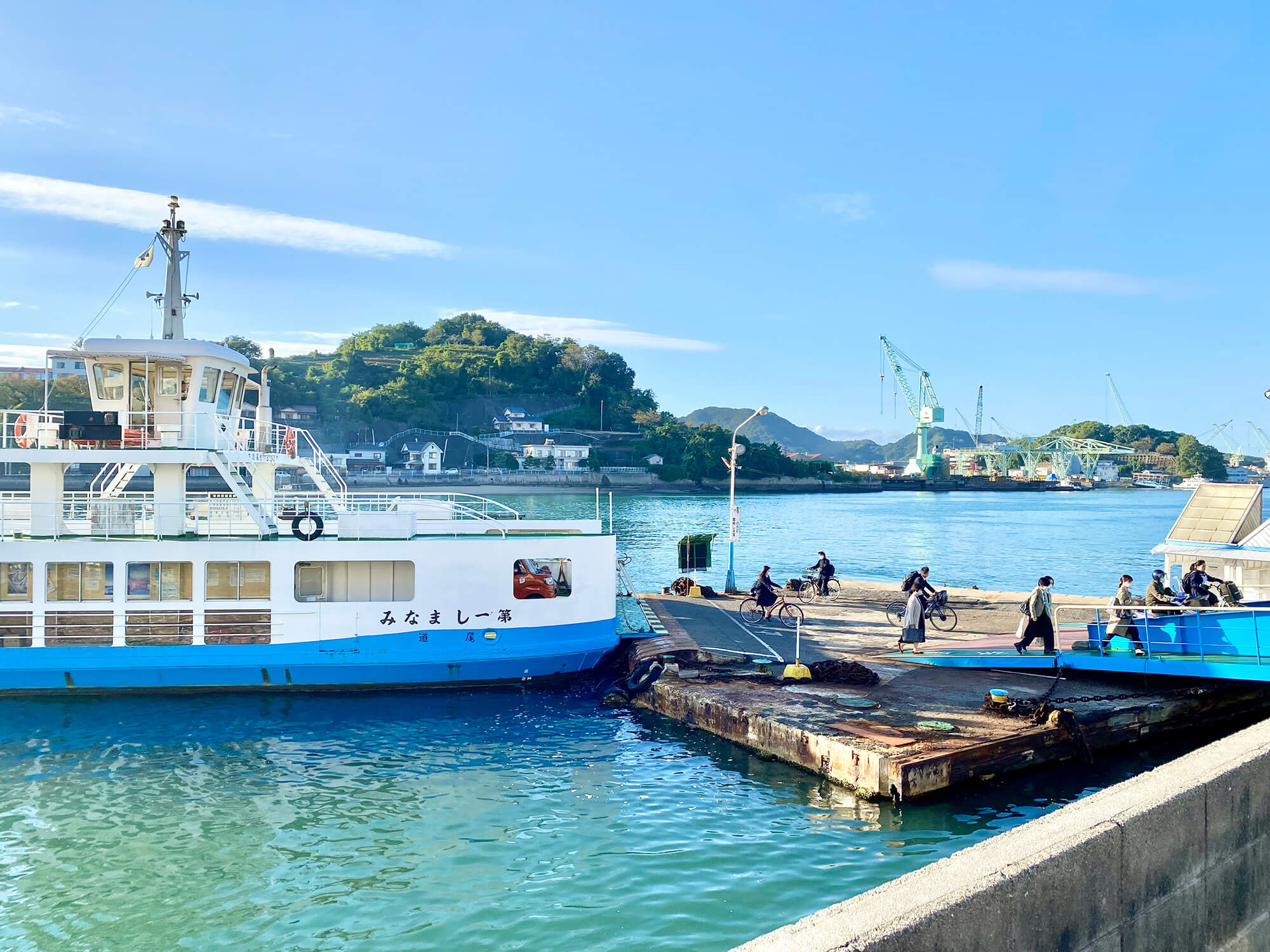 写真:海辺にフェリーが止まっています